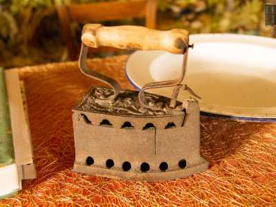 ...e un ferro da stiro a carbone